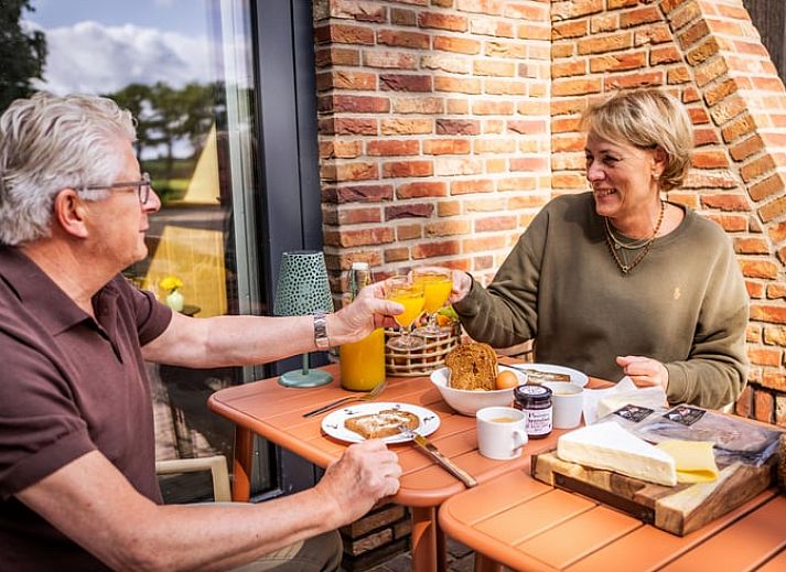 Fietsen in de omgeving van Vakantiehuisje in Neede, Achterhoek, langs groene paden en rustgevende natuur.