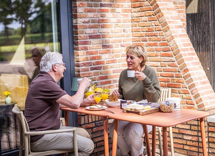 Fietsen in de omgeving van Vakantiehuisje in Neede, Achterhoek, langs groene paden en rustgevende natuur.
