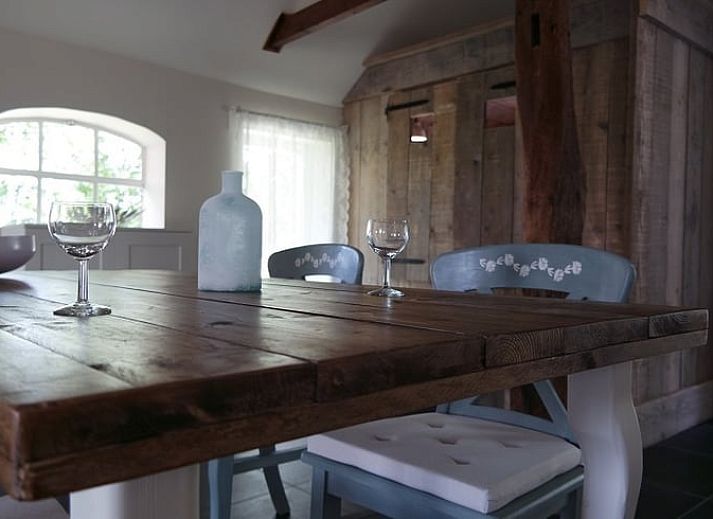 Authentieke entree van Vakantiehuisje in Neede, omgeven door groen in Gelderland.