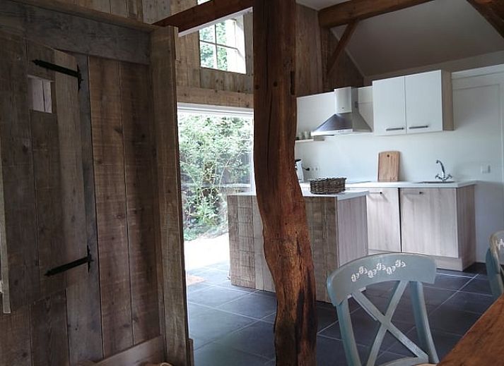 Authentieke entree van Vakantiehuisje in Neede, omgeven door groen in Gelderland.