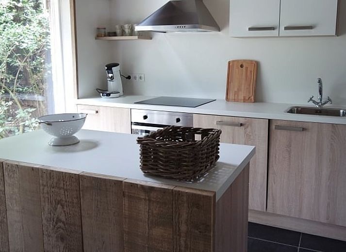 Authentieke entree van Vakantiehuisje in Neede, omgeven door groen in Gelderland.