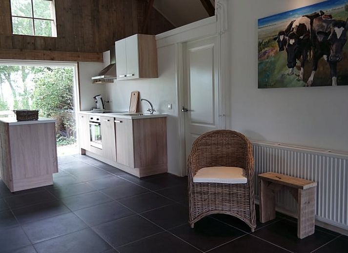 Gezellige slaapkamer in Vakantiehuisje in Neede, Achterhoek, met houten details.