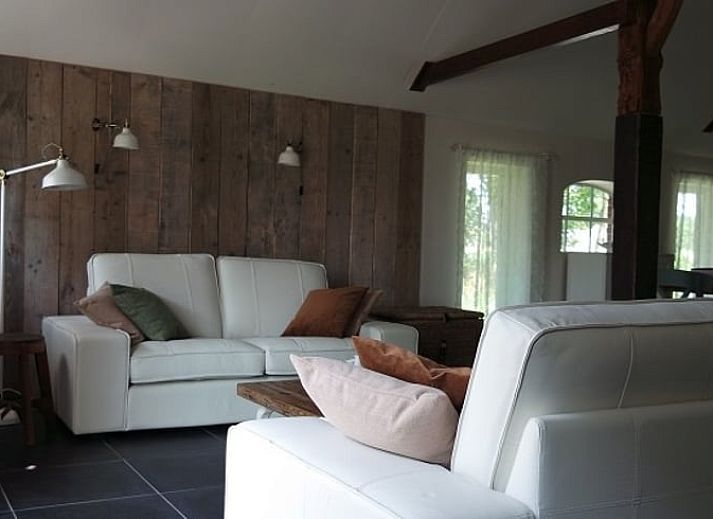 Gezellige slaapkamer in Vakantiehuisje in Neede, Achterhoek, met houten details.