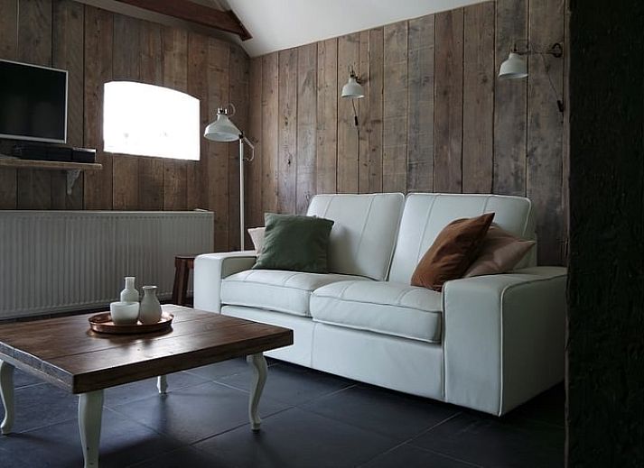 Gezellige slaapkamer in Vakantiehuisje in Neede, Achterhoek, met houten details.