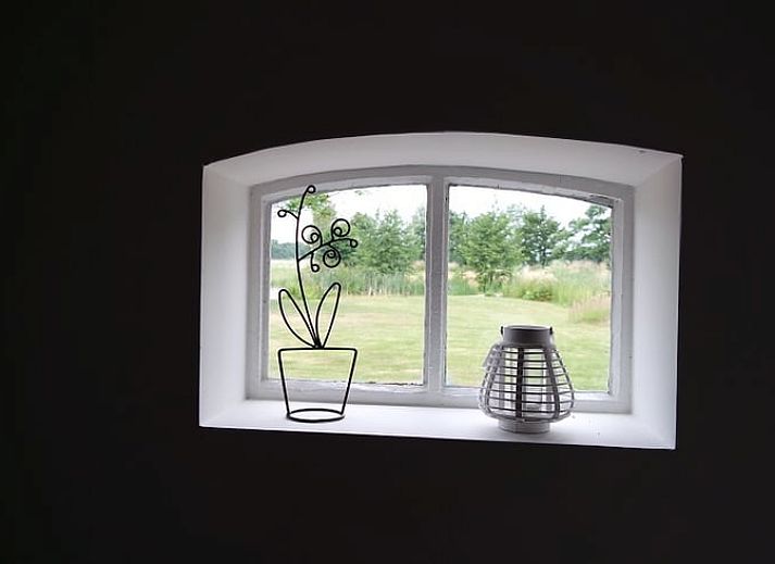 Gezellige slaapkamer in Vakantiehuisje in Neede, Achterhoek, met houten details.