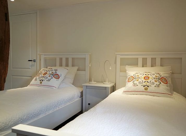 Gezellige slaapkamer in Vakantiehuisje in Neede, Achterhoek, met houten details.