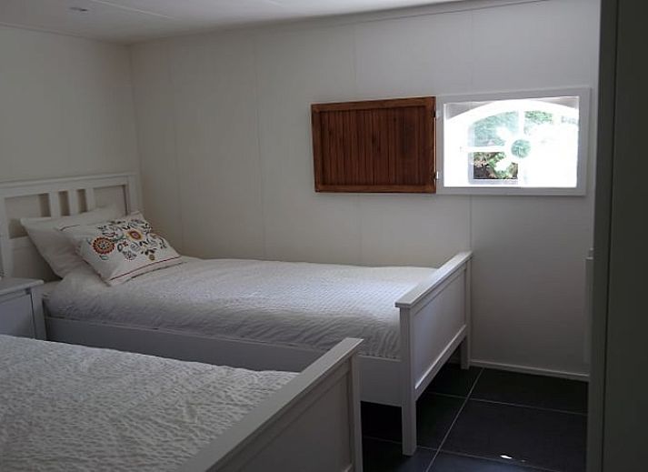 Rustieke slaapruimte in Vakantiehuisje in Neede met uitzicht op de natuur, Gelderland.