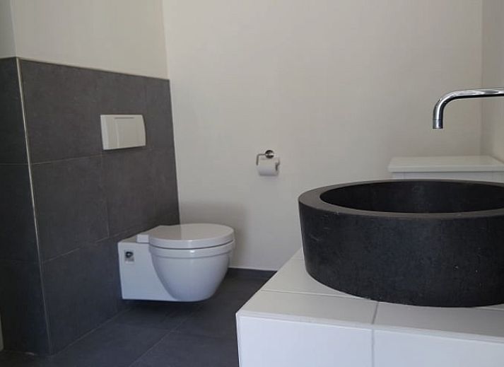 Rustieke slaapruimte in Vakantiehuisje in Neede met uitzicht op de natuur, Gelderland.