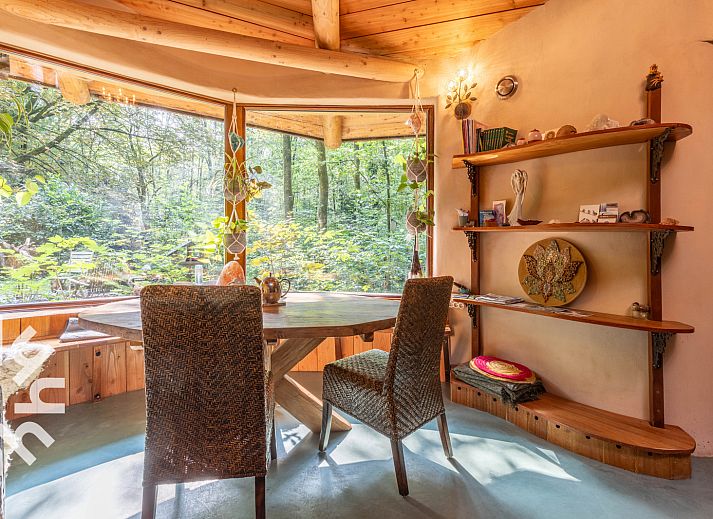 Unterkunft DG1417 in Neede, Achterhoek, umgeben von ueppiger Natur mit einem Grasdach und einem gemuetlichen Aussenbereich.