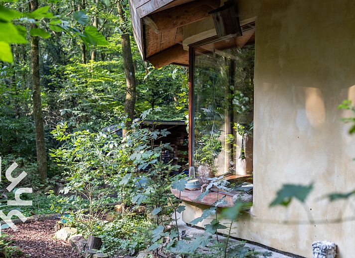 Luxurioeses Badezimmer in DG1417, einem Ferienhaus in Neede, Achterhoek mit Marmordetails und modernen Annehmlichkeiten.