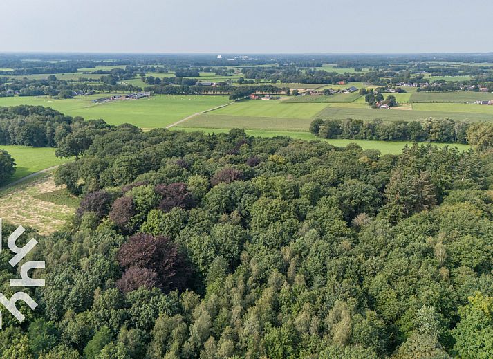 Luxurioeses Badezimmer in DG1417, einem Ferienhaus in Neede, Achterhoek mit Marmordetails und modernen Annehmlichkeiten.