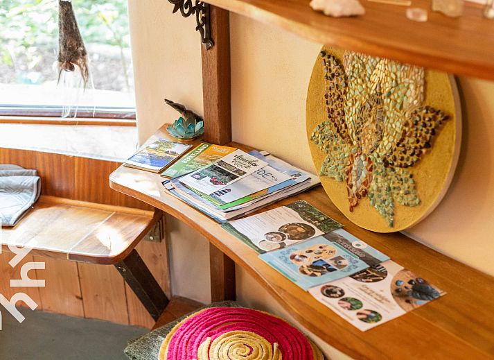 Gemuetliche Feuerstelle im Garten von DG1417, einem Ferienhaus in Neede, Achterhoek, umgeben von bewaldeter Landschaft.