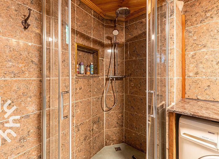 Gemuetliche Feuerstelle im Garten von DG1417, einem Ferienhaus in Neede, Achterhoek, umgeben von bewaldeter Landschaft.