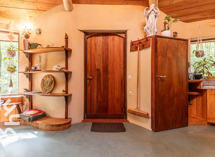 Innendetail der DG1417 in Neede, Achterhoek mit dekorativen Elementen und informativem Buecherregal.