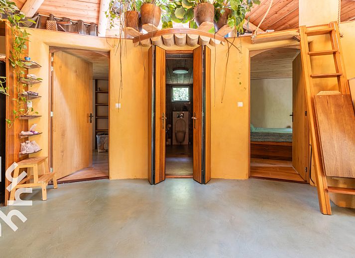 Innendetail der DG1417 in Neede, Achterhoek mit dekorativen Elementen und informativem Buecherregal.