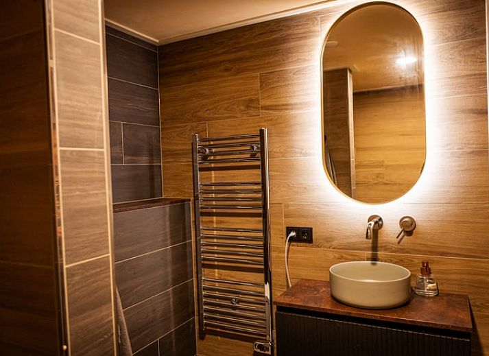 Genieten van de natuur vanuit het Vakantiehuisje in Neede, Achterhoek, met uitzicht op ruiters.