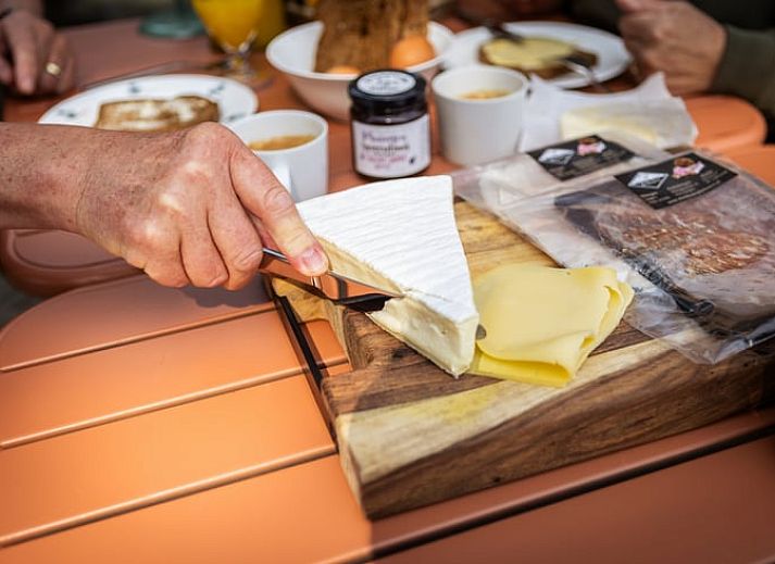 Stijlvolle badkamer in Vakantiehuisje in Neede, Achterhoek, met moderne wastafel en spiegel.
