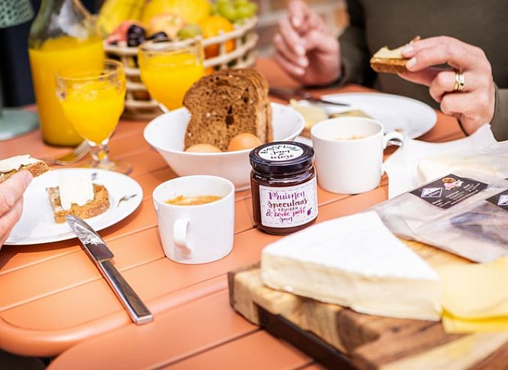 Stijlvolle badkamer in Vakantiehuisje in Neede, Achterhoek, met moderne wastafel en spiegel.