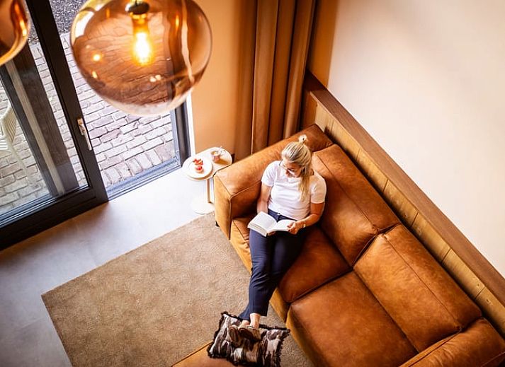 Knusse slaapruimte in Vakantiehuisje in Neede, Achterhoek, met warme houten afwerking.