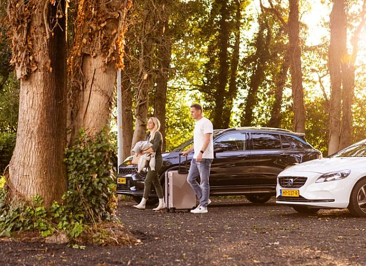 Knusse slaapruimte in Vakantiehuisje in Neede, Achterhoek, met warme houten afwerking.