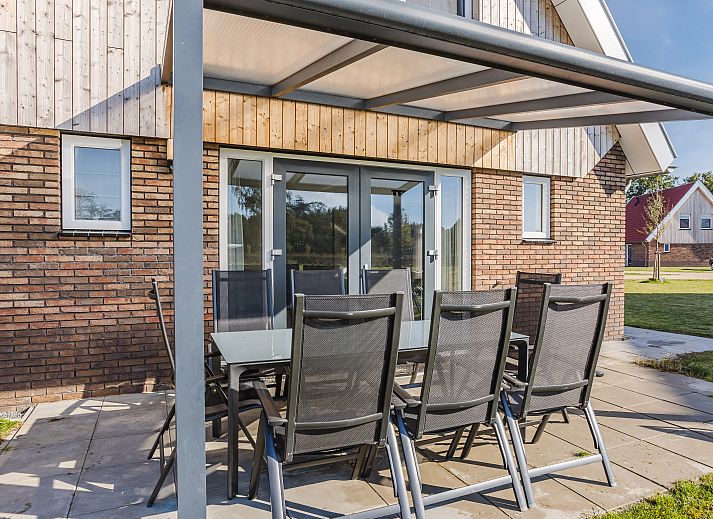 Dining area in Stroombroek vacation home, Achterhoek, with spacious table and comfortable chairs.