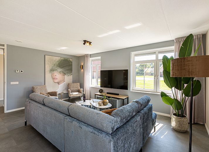 Stroombroek 8-persoons woning in Braamt, Achterhoek, Gelderland. Ruime zithoek met uitzicht op het groene landschap.