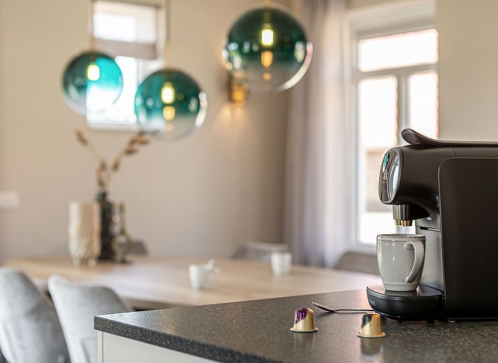 Lichte en comfortabele woonkamer in Stroombroek 8-persoons woning, Braamt, Achterhoek, Gelderland met grote ramen.