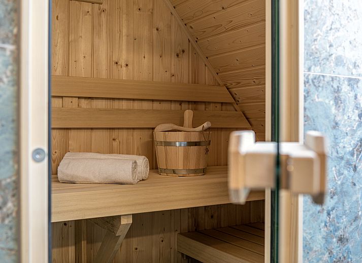 Lichte en comfortabele woonkamer in Stroombroek 8-persoons woning, Braamt, Achterhoek, Gelderland met grote ramen.