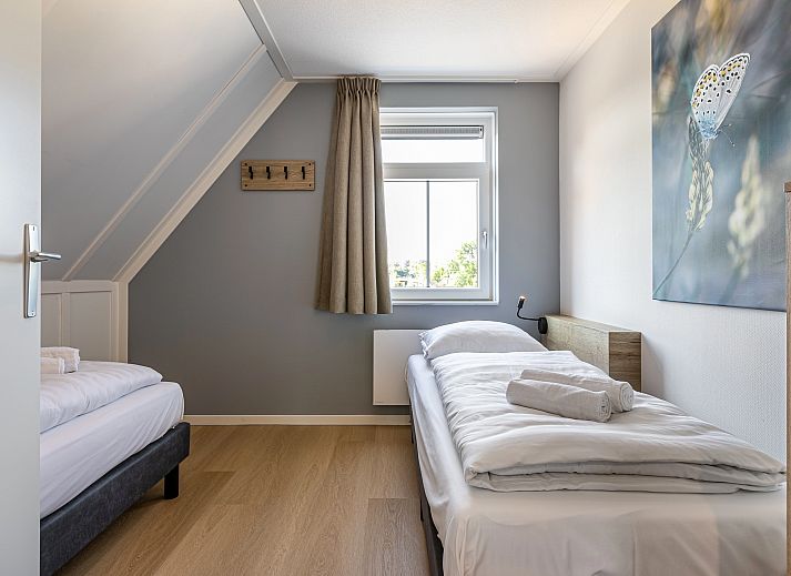 Lichte en comfortabele woonkamer in Stroombroek 8-persoons woning, Braamt, Achterhoek, Gelderland met grote ramen.