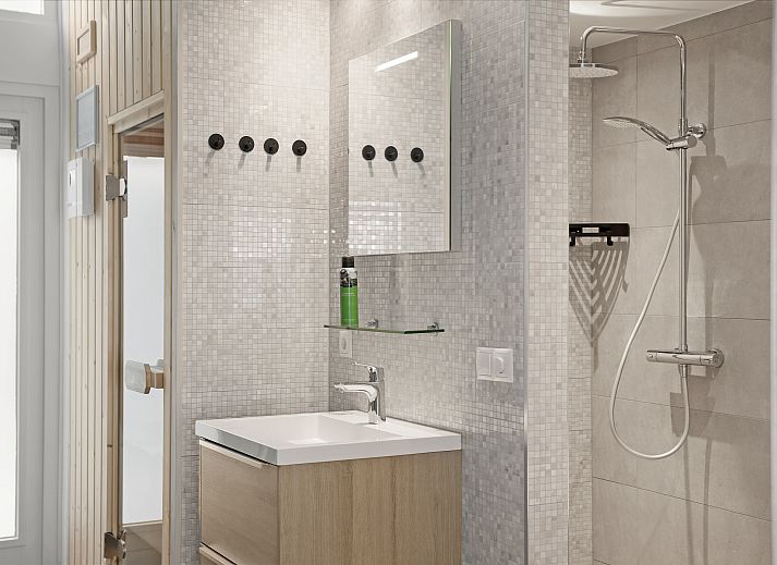 Modernes Wohnzimmer mit Kamin im Wellnessbungalow Stroombroek, Braamt, Achterhoek, Gelderland.