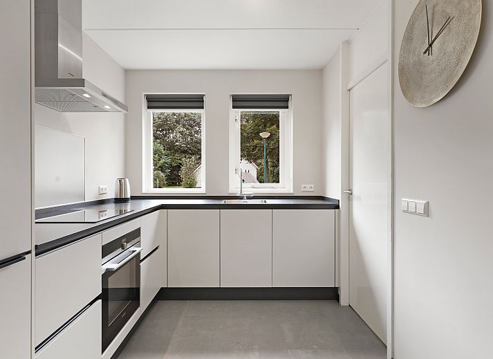 Moderne woonkamer met zitgedeelte in de Stroombroek 4-persoons wellnessbungalow in Braamt, Achterhoek, Gelderland.