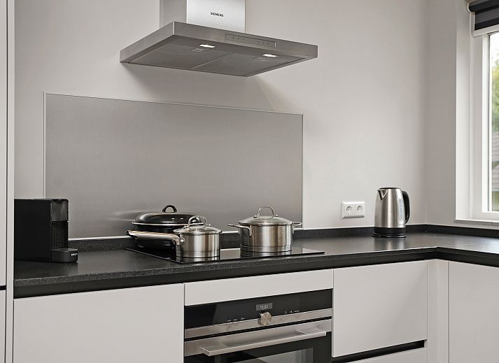 Moderne woonkamer met zitgedeelte in de Stroombroek 4-persoons wellnessbungalow in Braamt, Achterhoek, Gelderland.