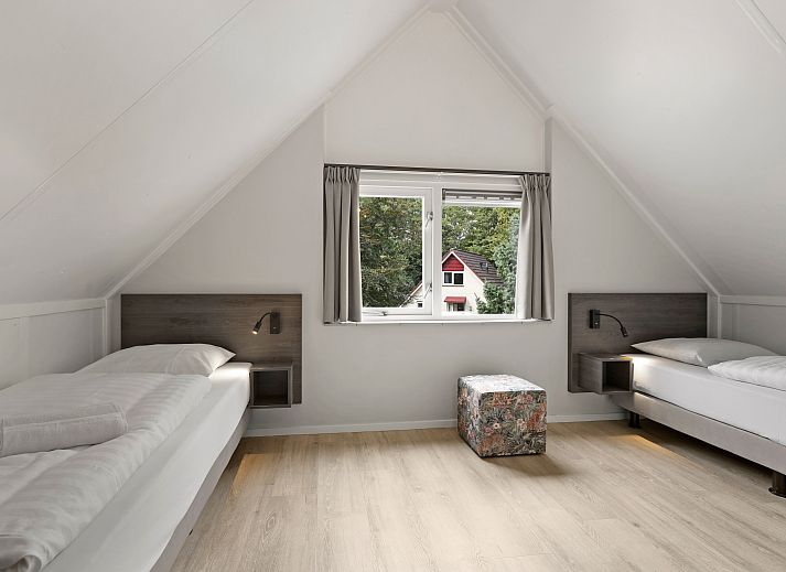 Moderne woonkamer met zitgedeelte in de Stroombroek 4-persoons wellnessbungalow in Braamt, Achterhoek, Gelderland.