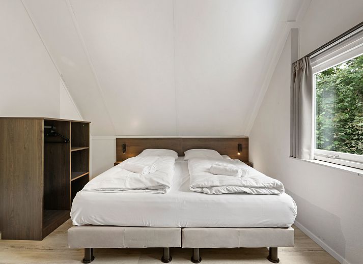 Moderne woonkamer met zitgedeelte in de Stroombroek 4-persoons wellnessbungalow in Braamt, Achterhoek, Gelderland.