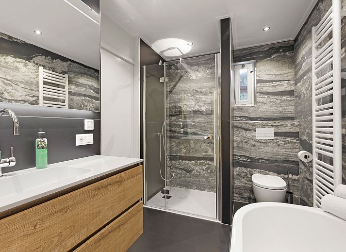 Gezellige zithoek in de Stroombroek 4-persoons wellnessbungalow, Braamt, omgeven door de natuur van de Achterhoek, Gelderland.