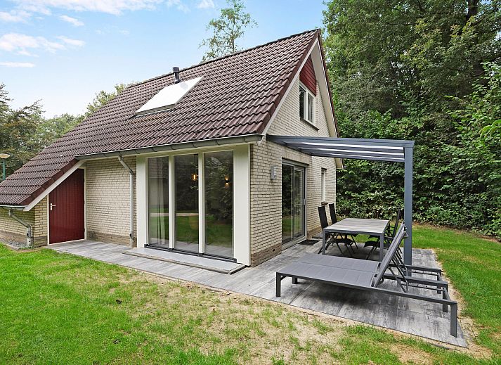 Gezellige zithoek in de Stroombroek 4-persoons wellnessbungalow, Braamt, omgeven door de natuur van de Achterhoek, Gelderland.