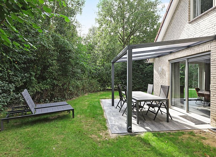 Comfortabele woonkamer met televisie in de Stroombroek 4-persoons wellnessbungalow, Braamt, Achterhoek, Gelderland.