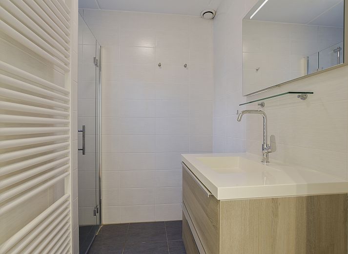 Gezellige woonkamer in Stroombroek 6-persoons bungalow 6C, Braamt, met uitzicht op tuin.