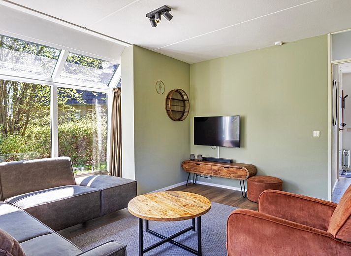 Lichte zithoek in Stroombroek 6-persoons bungalow 6C, Braamt, Achterhoek met tuinzicht.