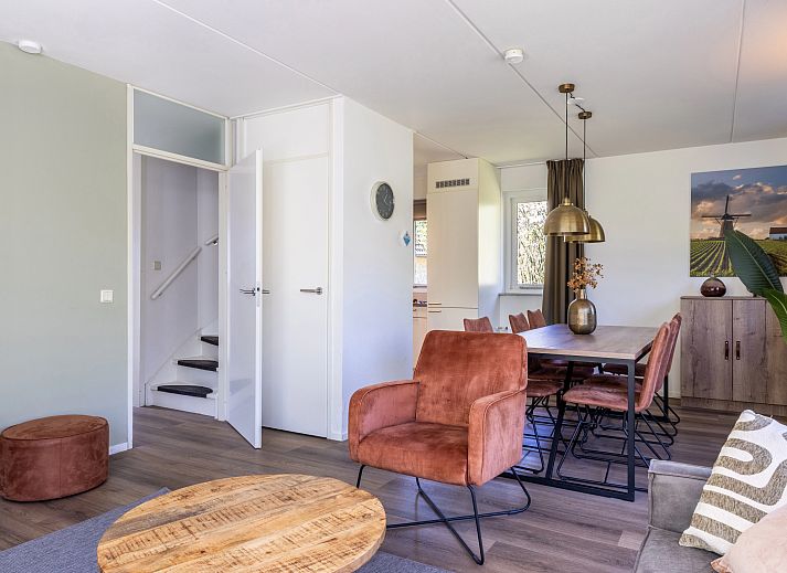 Lichte zithoek in Stroombroek 6-persoons bungalow 6C, Braamt, Achterhoek met tuinzicht.