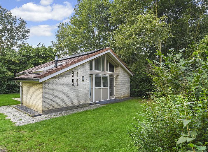 Stroombroek 2-persoons bungalow 2L in Braamt, Achterhoek, Gelderland met groene tuin en moderne architectuur.