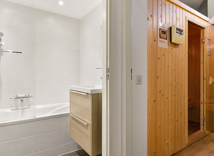 Gezellige woonkamer in Stroombroek bungalow, Braamt, Achterhoek, Gelderland met comfortabele bank en natuurlijk licht.