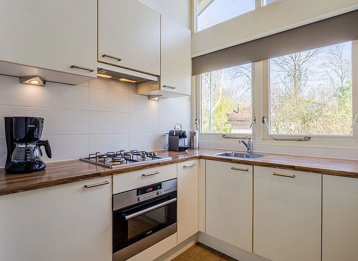 Gezellige woonkamer in Stroombroek bungalow, Braamt, Achterhoek, Gelderland met comfortabele bank en natuurlijk licht.