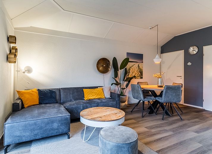 Lichte woonkamer in Stroombroek 4-persoons bungalow 4C5, Braamt, met moderne inrichting en uitzicht op de tuin.