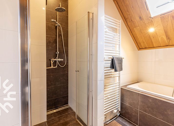 Ruime slaapkamer in vakantiehuis DG486, Gaanderen, Achterhoek met houten balken.