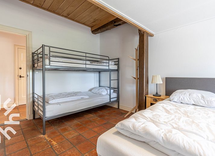 Speeltoestel en schuur bij vakantiehuis DG486 in Gaanderen, Achterhoek met uitgestrekte velden.