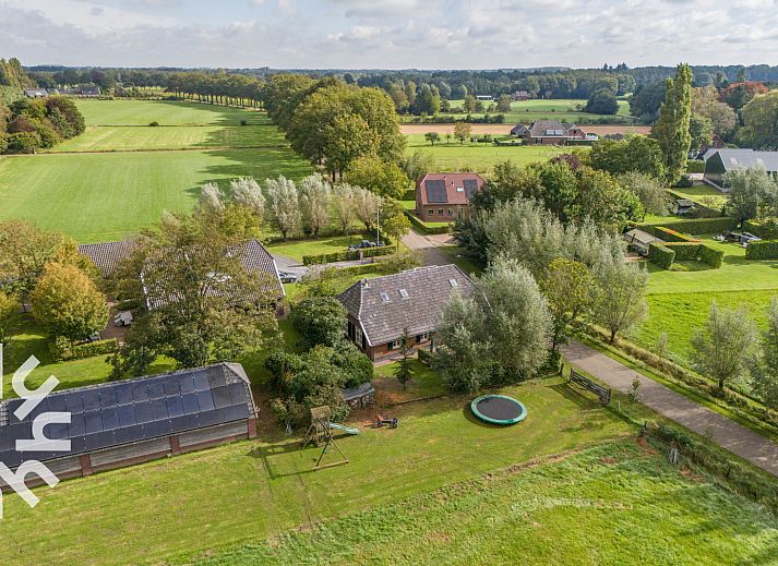 Speeltoestel en schuur bij vakantiehuis DG486 in Gaanderen, Achterhoek met uitgestrekte velden.