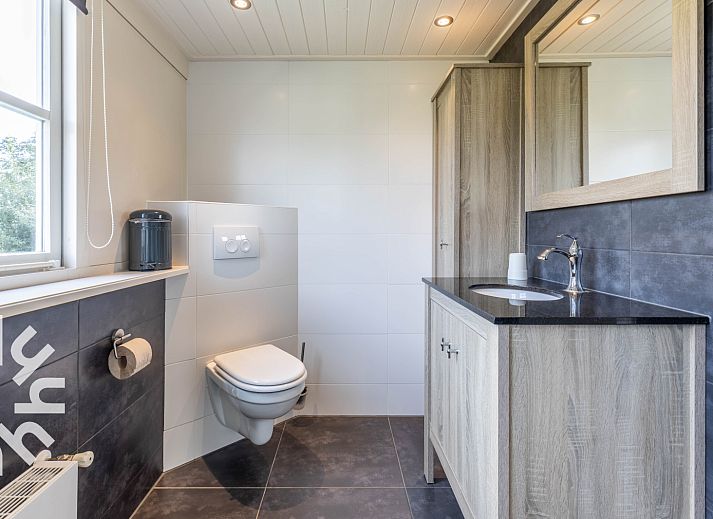 Speeltoestel en schuur bij vakantiehuis DG486 in Gaanderen, Achterhoek met uitgestrekte velden.