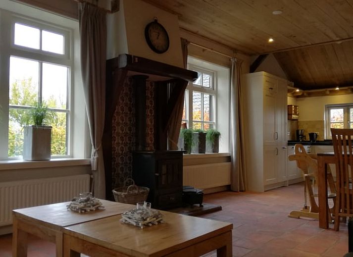 Ruime eetkamer in Vakantiehuis in Gaanderen, Achterhoek, Gelderland, met houten balken en lange tafel.