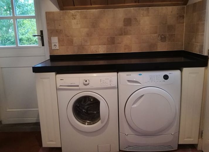 Ruime eetkamer in Vakantiehuis in Gaanderen, Achterhoek, Gelderland, met houten balken en lange tafel.